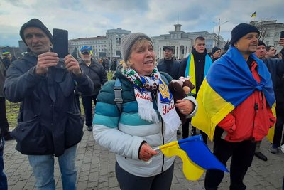 Три роки як Херсон — "Місто-герой України". Що згадують учасники мітингів спротиву російській окупації Три роки як Херсон — "Місто-герой України". Що згадують учасники мітингів спротиву російській окупації