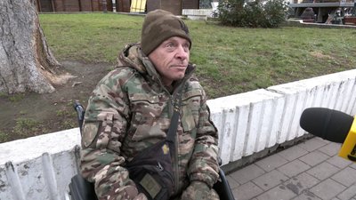 На центральній площі Луцька вбирають до свят ялинки На центральній площі Луцька вбирають до свят ялинки