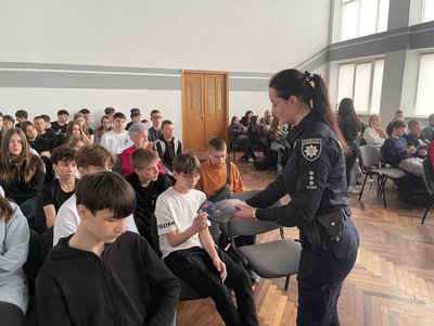 Дітям роздають брошури Дітям роздають брошури