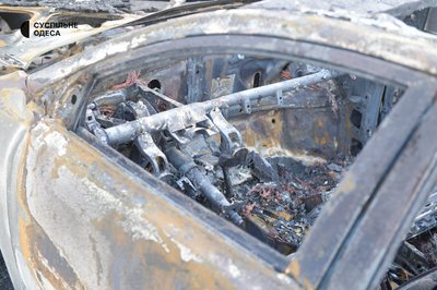 Вибиті вікна та горілі автівки: фото наслідків нічної атаки РФ на Одесу Вибиті вікна та горілі автівки: фото наслідків нічної атаки РФ на Одесу