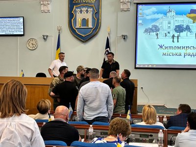 Сесія міськради у Житомирі: сутички, виклик поліції та земля, яку розсипали на депутатів Сесія міськради у Житомирі: сутички, виклик поліції та земля, яку розсипали на депутатів