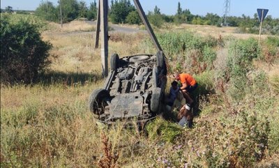 Перекинута внаслідок аварії автівка Перекинута внаслідок аварії автівка