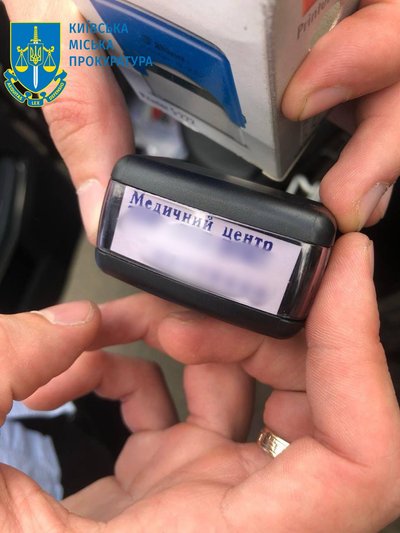 10 тис. грн за посвідчення водія без іспитів: киянин хизувався зв'язками в Сервісному центрі МВС 10 тис. грн за посвідчення водія без іспитів: киянин хизувався зв'язками в Сервісному центрі МВС