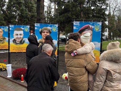 У Ямполі на Вінниччині відкрили Алею портретів загиблих героїв У Ямполі на Вінниччині відкрили Алею портретів загиблих героїв