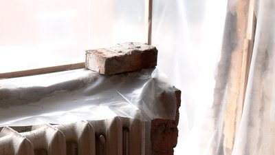 Падіння БПЛА в житловий будинок у Жмеринці: люди ремонтують свої помешкання Падіння БПЛА в житловий будинок у Жмеринці: люди ремонтують свої помешкання