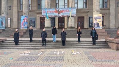 акція пам'яті, драмтеатр, маріупольці акція пам'яті, драмтеатр, маріупольці