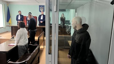 Окупант Сергій Тужилов слухає вирок суду у справі про розстріл полонених у Вовчанську Окупант Сергій Тужилов слухає вирок суду у справі про розстріл полонених у Вовчанську