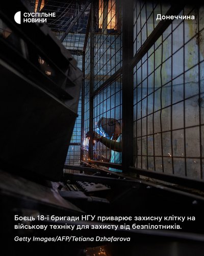 Боєць 18-ї бригади НГУ приварює захисну клітку на військову техніку для захисту від безпілотників Боєць 18-ї бригади НГУ приварює захисну клітку на військову техніку для захисту від безпілотників