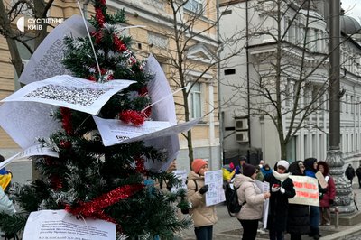 "Найкраща подяка ЗСУ — чіткі терміни служби": у Києві проходить мирна акція "Найкраща подяка ЗСУ — чіткі терміни служби": у Києві проходить мирна акція