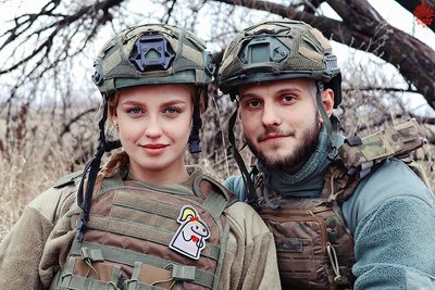 "Разом у формі й на передовій": історія кохання офіцерів Нацгвардії з Вінниччини на псевдо Анчутка та Табак "Разом у формі й на передовій": історія кохання офіцерів Нацгвардії з Вінниччини на псевдо Анчутка та Табак