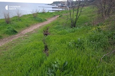 "Ця частина схилу обвалиться": на 16-й станції Великого Фонтану зафіксували нову тріщину у схилі "Ця частина схилу обвалиться": на 16-й станції Великого Фонтану зафіксували нову тріщину у схилі