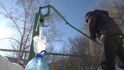 Колонка-качалка, вода, нема води, набирають воду, Велика Березовиця, 10 лютого 2026 року Колонка-качалка, вода, нема води, набирають воду, Велика Березовиця, 10 лютого 2026 року