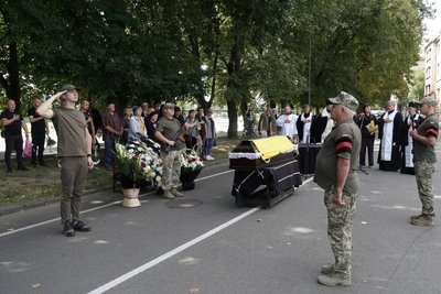 В Ужгороді попрощалися з полеглим військовослужбовцем Сергієм Постельняком В Ужгороді попрощалися з полеглим військовослужбовцем Сергієм Постельняком