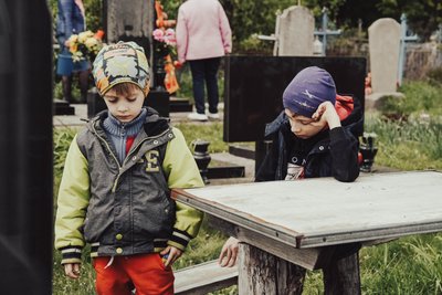 Катають яйця на могилах, кладуть цукерки й паски біля поховань та моляться: як відзначають Проводи на Сумщині Катають яйця на могилах, кладуть цукерки й паски біля поховань та моляться: як відзначають Проводи на Сумщині