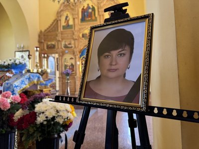 «Як тяжко не було, вона усміхалась». У Кривому Розі попрощалися із Тіною Козакевич, яка загинула через атаку на ТЦ «Як тяжко не було, вона усміхалась». У Кривому Розі попрощалися із Тіною Козакевич, яка загинула через атаку на ТЦ