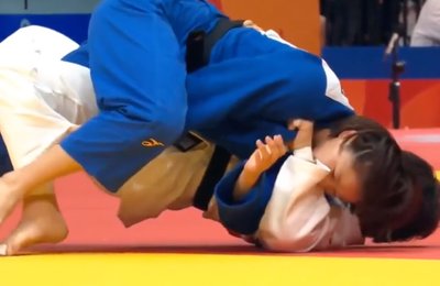 Тан Цзін у сутичці з Маедою Тан Цзін у сутичці з Маедою