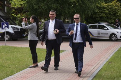 Прокурори Ярослав Ущапівський та Андрій Синюк біля будівлі Солом'янського райсуду Києва, 19 травня 2022 року. У Солом’янському райсуді розглядали справу російського військового Вадима Шишимаріна, який 28 лютого на Сумщині розстріляв місцевого жителя Прокурори Ярослав Ущапівський та Андрій Синюк біля будівлі Солом'янського райсуду Києва, 19 травня 2022 року. У Солом’янському райсуді розглядали справу російського військового Вадима Шишимаріна, який 28 лютого на Сумщині розстріляв місцевого жителя