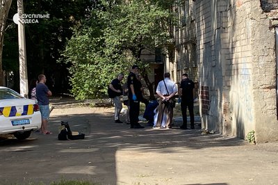 В Одесі немовля викинули з вікна після народження: матір затримали В Одесі немовля викинули з вікна після народження: матір затримали