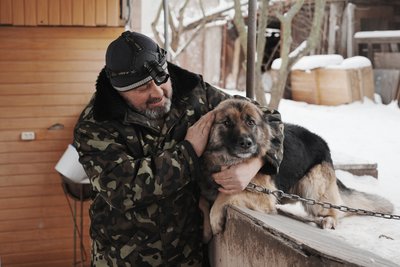 Олег Маханьов з собакою Джесєю, яку родина вивезла з Куп'янська Олег Маханьов з собакою Джесєю, яку родина вивезла з Куп'янська