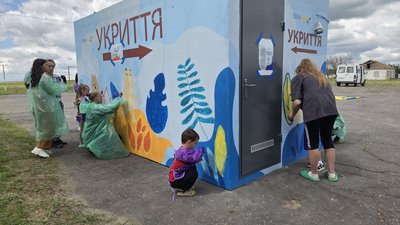 Діти розмальовують укриття на Миколаївщині