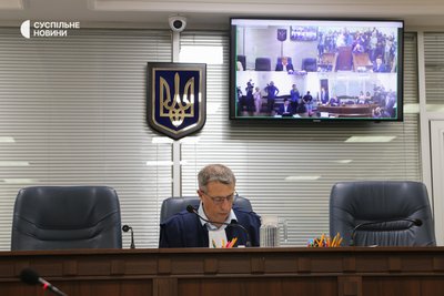 Суддя ВАКС Віталій Крикливий під час розгляду справи міністра національної єдності Олексія Чернишова, якого підозрюють у корупції. Київ, 27 червня 2025 року. Суддя ВАКС Віталій Крикливий під час розгляду справи міністра національної єдності Олексія Чернишова, якого підозрюють у корупції. Київ, 27 червня 2025 року.