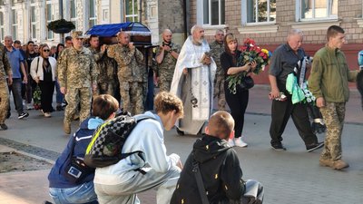 На Чернігівщині попрощалися з бійцями Русланом Червинським, Вадимом Дейнекою, Олександром Гусаченком та Сергієм Хажанцем На Чернігівщині попрощалися з бійцями Русланом Червинським, Вадимом Дейнекою, Олександром Гусаченком та Сергієм Хажанцем