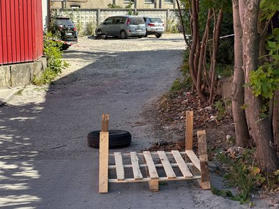 Місце, де виявили предмет, схожий на боєприпас, огородили Місце, де виявили предмет, схожий на боєприпас, огородили