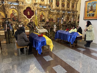У Полтаві попрощалися із двома військовими, які полягли на війні з РФ У Полтаві попрощалися із двома військовими, які полягли на війні з РФ