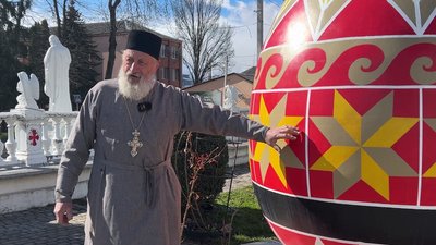 "Майже три метри заввишки": у церковному подвір'ї в Млинові стоїть одна з найбільших писанок на Рівненщині "Майже три метри заввишки": у церковному подвір'ї в Млинові стоїть одна з найбільших писанок на Рівненщині