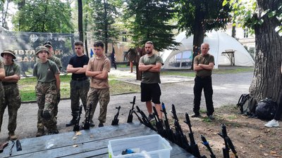 У палаці Потоцьких в Івано-Франківську молодь навчали військової справи У палаці Потоцьких в Івано-Франківську молодь навчали військової справи