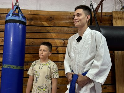 Служить у війську та навчає карате дітей і дорослих Служить у війську та навчає карате дітей і дорослих