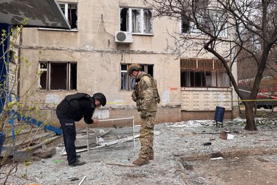 У Київському районі Харкова прибирають наслідки російського влучання, 2 квітня 2025 року У Київському районі Харкова прибирають наслідки російського влучання, 2 квітня 2025 року