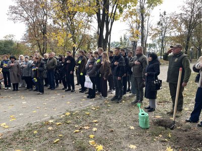 У Полтаві висадили дубову алею в пам'ять про полеглих захисників України У Полтаві висадили дубову алею в пам'ять про полеглих захисників України