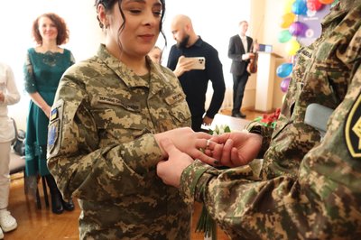 У Житомирській лікарні одружилися військовослужбовці Валентин та Ірина У Житомирській лікарні одружилися військовослужбовці Валентин та Ірина