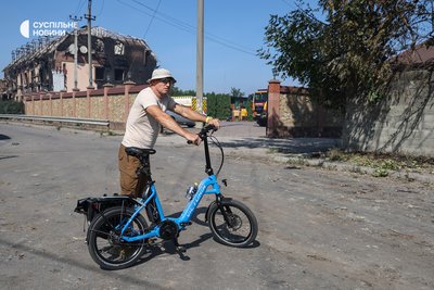 Чоловік спостерігає за роботою саперів неподалік частково згорілої будівлі місцевого ресторанного комплексу у селі Мила на Київщині, де сталась пожежа на військових складах після російської атаки реактивними «шахедами», 29 серпня 2026 року Чоловік спостерігає за роботою саперів неподалік частково згорілої будівлі місцевого ресторанного комплексу у селі Мила на Київщині, де сталась пожежа на військових складах після російської атаки реактивними «шахедами», 29 серпня 2026 року