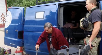 "Літають постійно ці дрони, як мухи". Із прифронтової Дружківки евакуювали чотирьох людей "Літають постійно ці дрони, як мухи". Із прифронтової Дружківки евакуювали чотирьох людей
