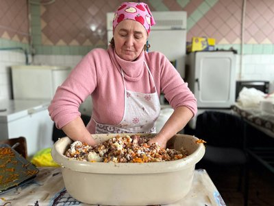 "Донатами помагають прості люди, матері загиблих, дружини": як "Турійські ґаздині" з Волині готують страви для бійців "Донатами помагають прості люди, матері загиблих, дружини": як "Турійські ґаздині" з Волині готують страви для бійців