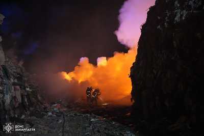 У селі Барвінок біля Ужгорода гасять пожежу на сміттєзвалищі У селі Барвінок біля Ужгорода гасять пожежу на сміттєзвалищі
