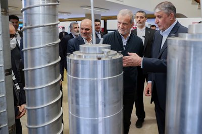 Президент Масуд Пезешкіан (в центрі) слухає голову Організації з атомної енергії Ірану Мохаммада Есламі під час відвідування виставки ядерних досягнень Ірану в Тегерані, 9 квітня 2025 року Президент Масуд Пезешкіан (в центрі) слухає голову Організації з атомної енергії Ірану Мохаммада Есламі під час відвідування виставки ядерних досягнень Ірану в Тегерані, 9 квітня 2025 року