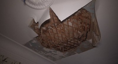 Дірки закривають плівкою. Чому в Дніпрі у пошкоджених через ракетну атаку будинках не можуть відремонтувати покрівлі Дірки закривають плівкою. Чому в Дніпрі у пошкоджених через ракетну атаку будинках не можуть відремонтувати покрівлі