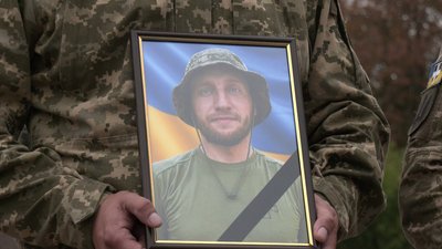 «Єдиний син загинув»: з добровольцем Віталієм Пивоваром попрощалися у Рівному «Єдиний син загинув»: з добровольцем Віталієм Пивоваром попрощалися у Рівному