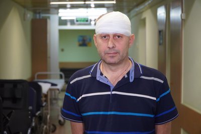 "Вікна вилетіли, але ми продовжили". Лікар з Дніпра робив операцію під обстрілами "Вікна вилетіли, але ми продовжили". Лікар з Дніпра робив операцію під обстрілами