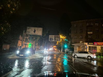 Наслідки негоди в Одесі: ускладнено рух машин та електротранспорту Наслідки негоди в Одесі: ускладнено рух машин та електротранспорту