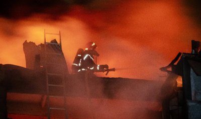 У Хмельницькому внаслідок російської атаки виникла пожежа на підприємстві У Хмельницькому внаслідок російської атаки виникла пожежа на підприємстві