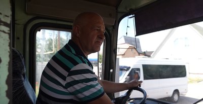 "Чую літак летить, а потім як жахне": навіщо люди їдуть за кілька кілометрів до "сірої зони" на Сумщині "Чую літак летить, а потім як жахне": навіщо люди їдуть за кілька кілометрів до "сірої зони" на Сумщині