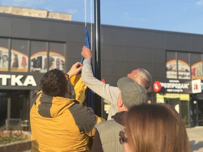 Місцеві жителі підіймають прапори Місцеві жителі підіймають прапори