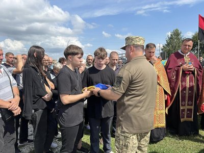 На Тернопільщині в останню дорогу провели захисника України Михайла Колодчука На Тернопільщині в останню дорогу провели захисника України Михайла Колодчука
