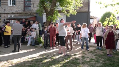 Торговий центр біля дитячого майданчика: жителі будинку у Костополі на Рівненщині вимагають зупинити будівництво Торговий центр біля дитячого майданчика: жителі будинку у Костополі на Рівненщині вимагають зупинити будівництво