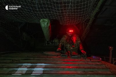 Водій БМП першого батальйону 40 бригади перевіряє технічний стан бронемашини перед виїздом на півдні