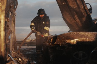 рятувальник гасить пожежу рятувальник гасить пожежу